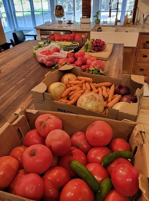 Caisses de légumes frais triés avant la distribution